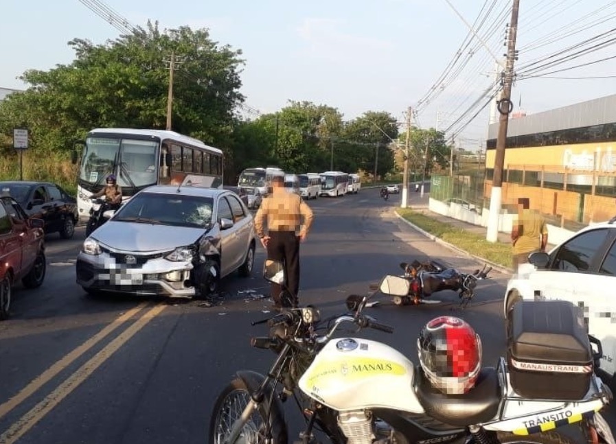 Em Manaus, acidente em rotatória deixa motociclista ferido e trânsito parado 