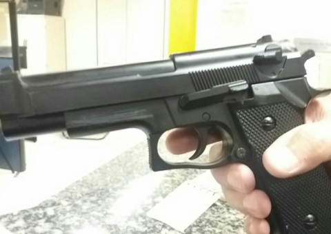 Durante assalto a ônibus, cobrador percebe arma falsa e parte para cima de suspeito em Manaus