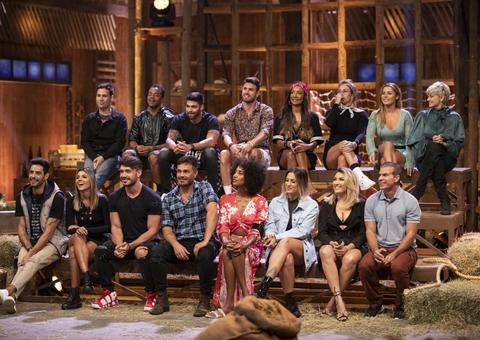 Participante de 'A Fazenda' escova os dentes enquanto cozinha e é detonada 