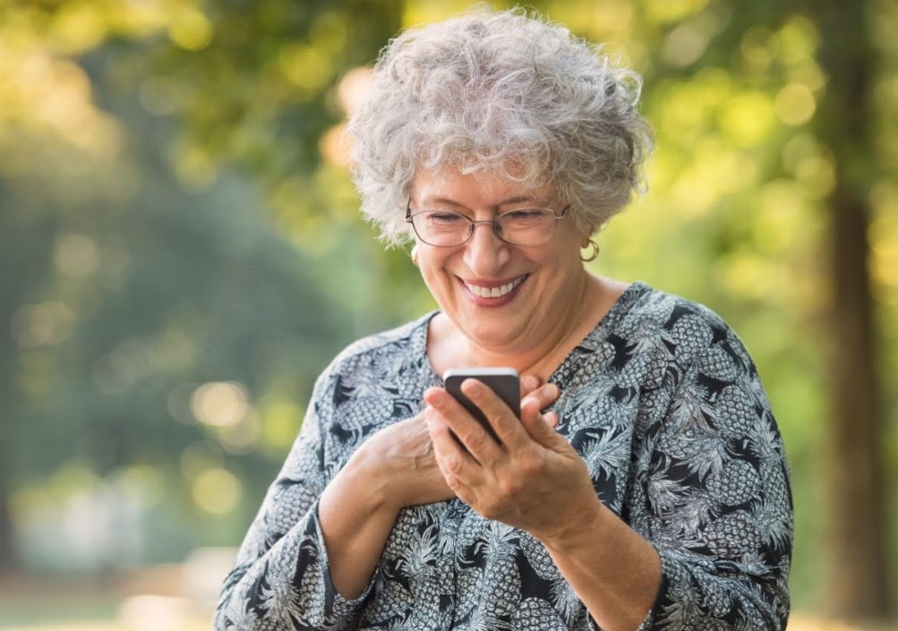 Senac celebra dia do idoso em Manaus com oficina que ensina uso de apps