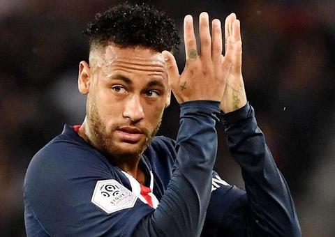 Neymar está em Barcelona para encontrar o ex-clube no tribunal
