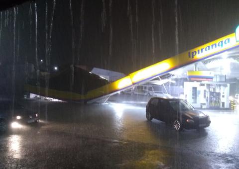 Chuva forte provoca desabamento da estrutura de posto de combustível em Manaus 