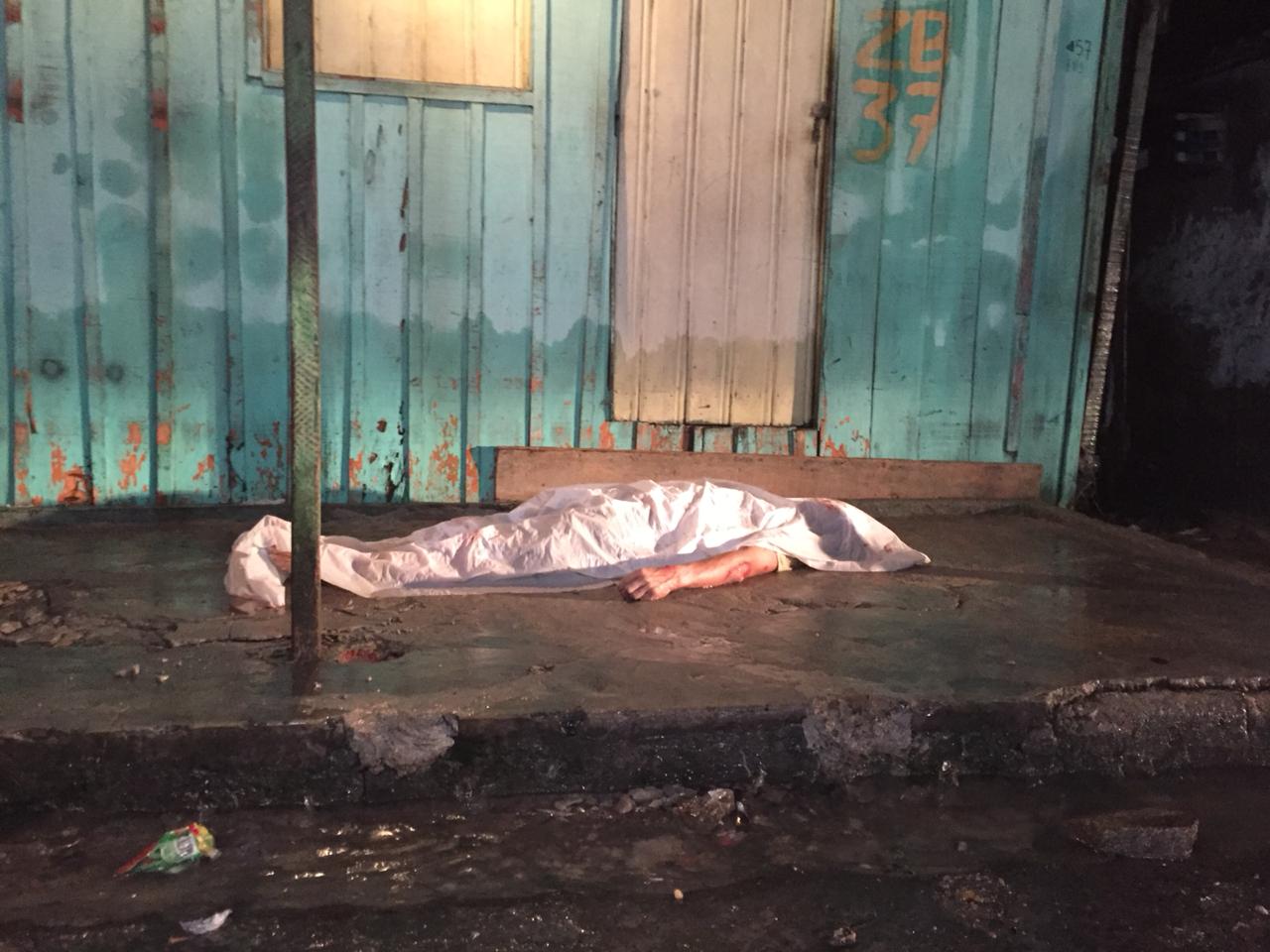 Homem morre afogado após ser 'sugado' por bueiro durante forte chuva em Manaus 