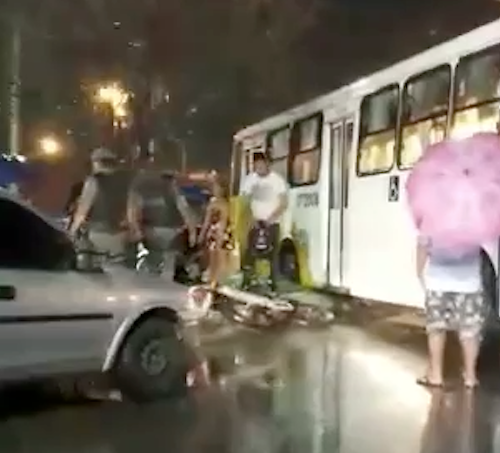 Em pista molhada, ônibus perde o controle e invade meio-fio em Manaus