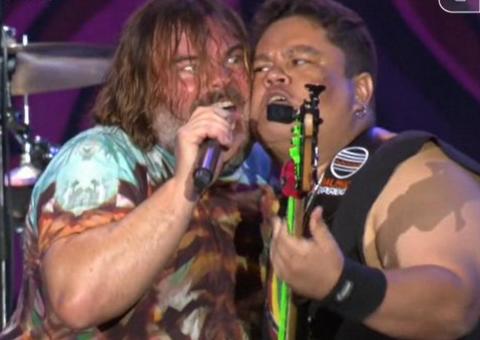 Tenacious D toca 'Smells Like Teen Spirit' em ritmo de forró, com baixista brasileiro
