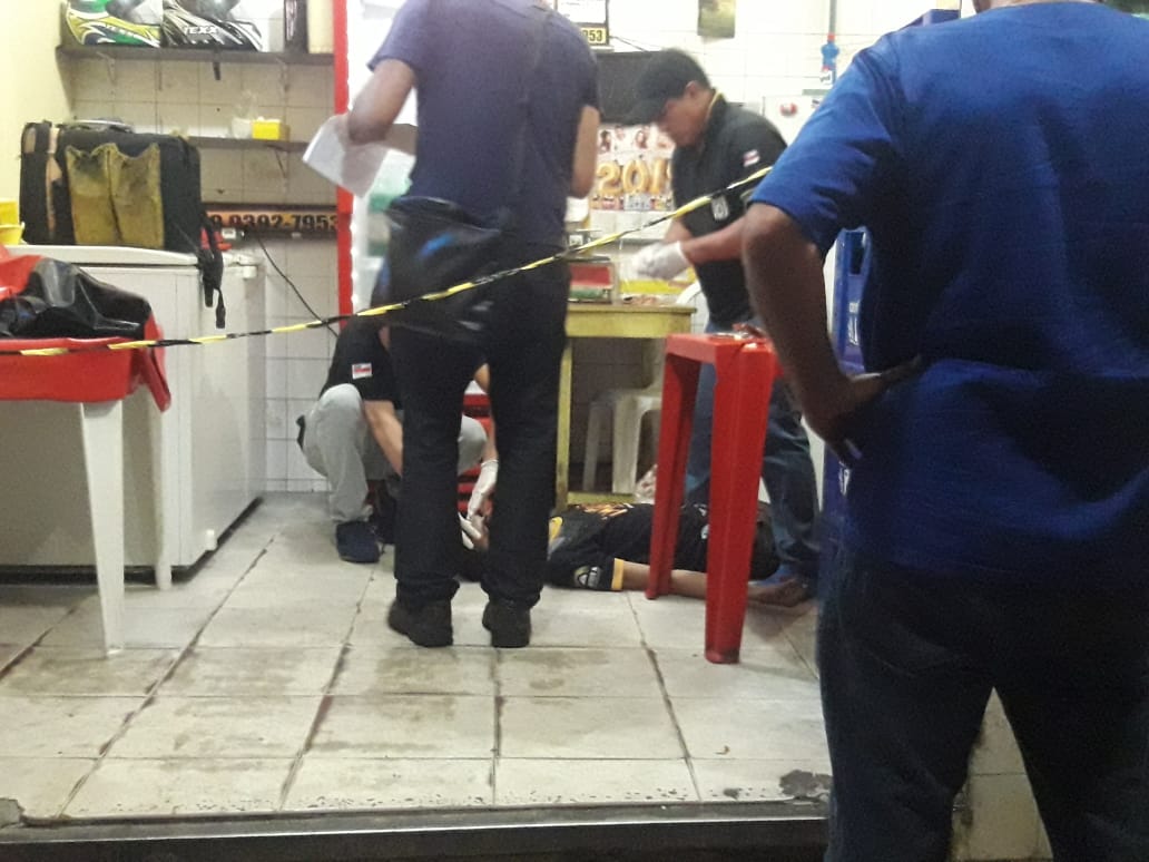 Homem é assassinado quando preparava sanduíches para clientes em Manaus