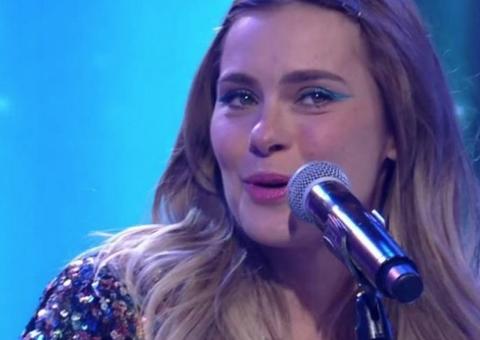 Carolina Dieckmann canta no ‘Encontro’ e é criticada nas redes sociais