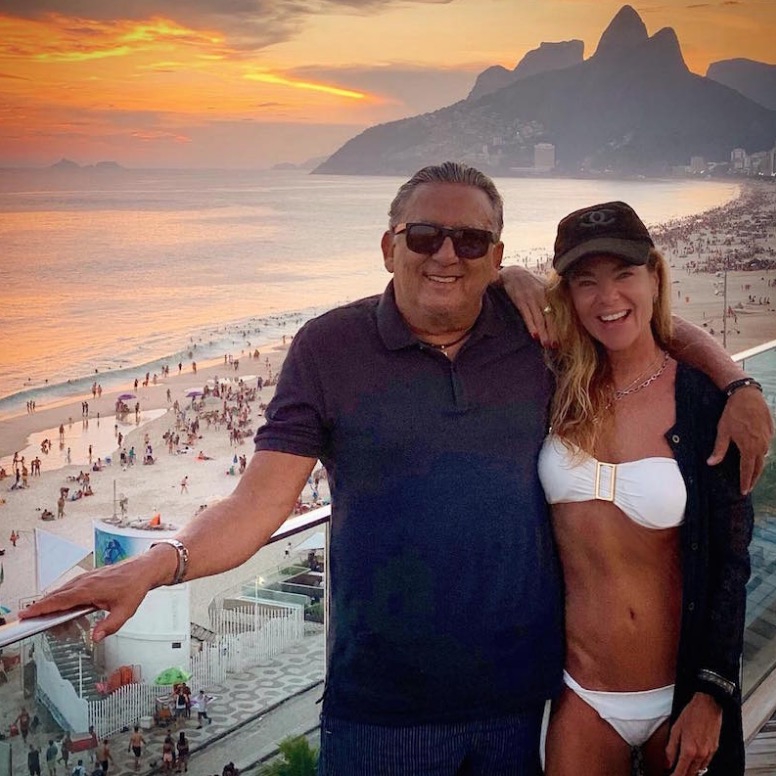 Esposa de Galvão Bueno choca ao ostentar barriga negativa em fotos de biquíni  