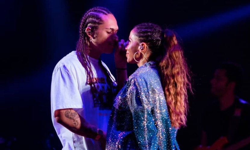 Anitta surpreende ao falar sobre beijo de Vitão: 'ai, gente...'