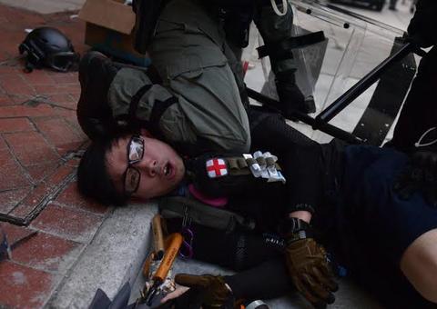 Incidente com estudante baleado pela polícia em Hong Kong gera revolta