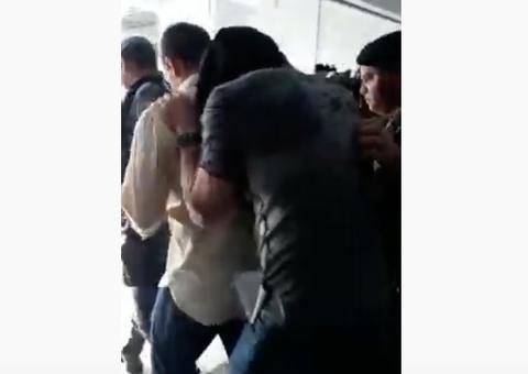 Com rosto coberto, capitão da PM que atirou em 3 pessoas deixa delegacia em Manaus