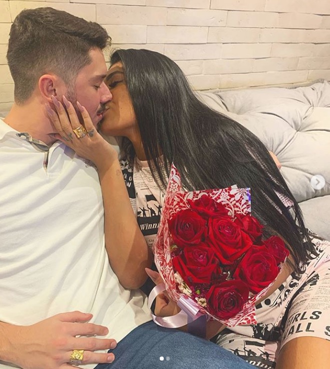 MC Pocahontas ganha aliança gigante do namorado, ex de Anitta