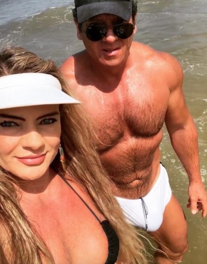 Esposa de apresentador da 'sunga indiscreta' revela traição após separação