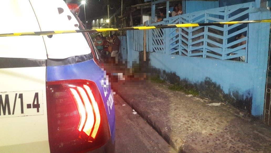 Homem é assassinado na frente da casa da namorada por grupo armado em Manaus
