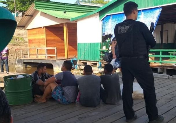 Homens são presos em embarcação no Amazonas com 53 kg de maconha 