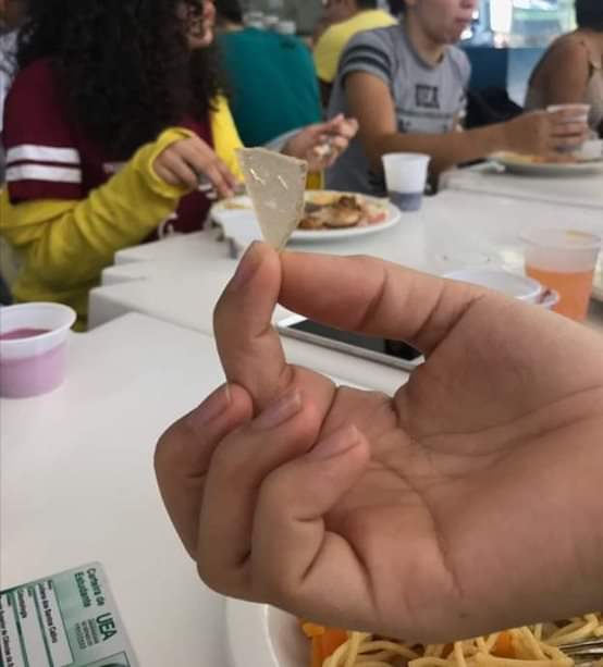 Estudantes da UEA encontram madeira e vidro nas refeições servidas em unidade de Manaus