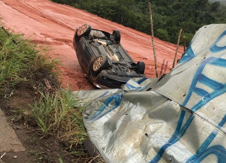 Motorista fica ferido após carro capotar na Avenida do Turismo 