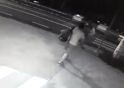 Vídeo chocante mostra homem sendo atropelado por adolescente na Ponta Negra