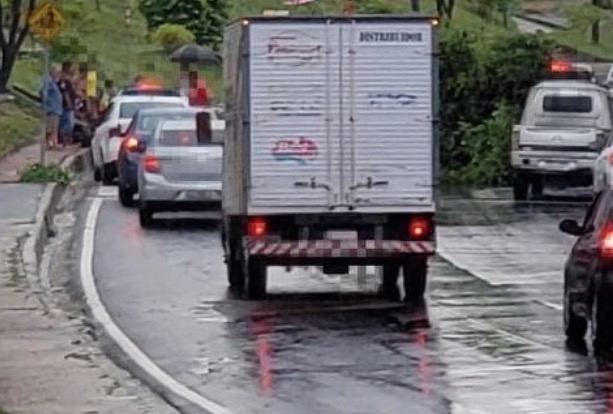 Chuva derruba árvore e deixa trânsito lento em avenida de Manaus