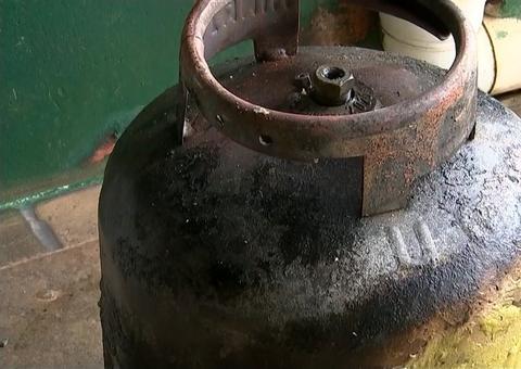 Casa pega fogo após vazamento de gás em Manaus 