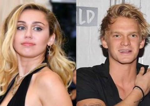 Duas semanas após terminar namoro, Miley Cyrus é flagrada com Cody Simpson 