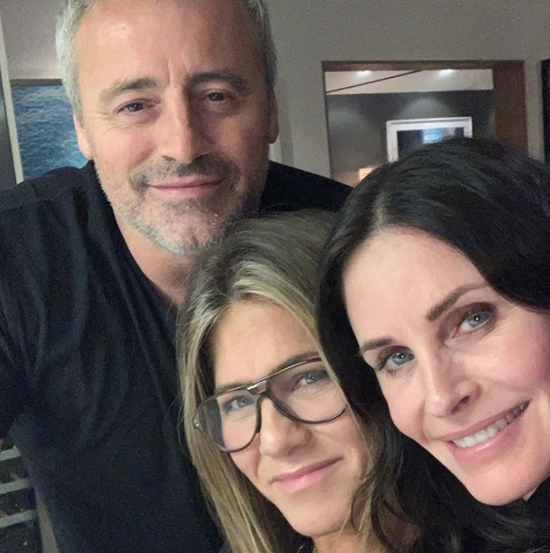 ‘Friends’: Courteney Cox posta selfie rara com Matt LeBlanc e Jennifer Aniston