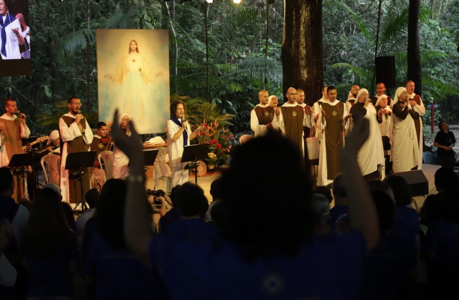 Maratona de oração reúne centenas de peregrinos em Manaus