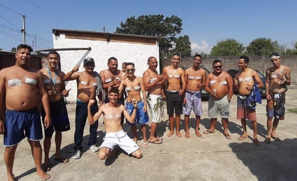 Contra o preconceito, homem trans recebe homenagem da família; assista vídeo