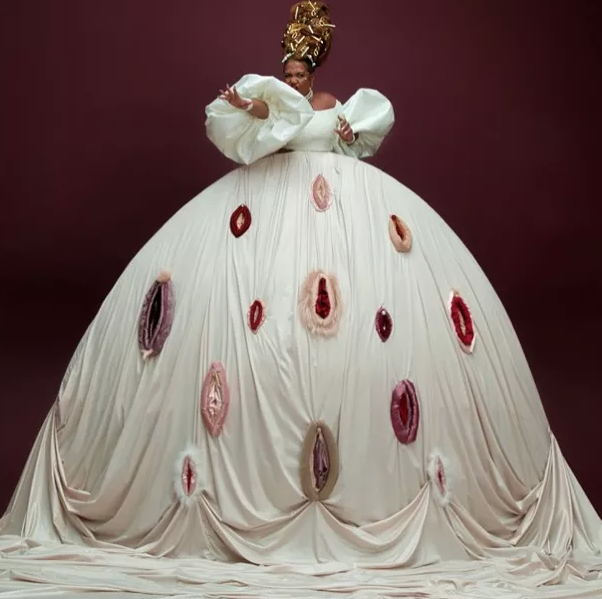 Gaby Amarantos exibe vaginas para divulgar nova música 