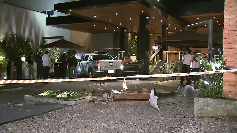 Na frente de restaurante, manobrista perde controle de carro e atropela 3 pessoas