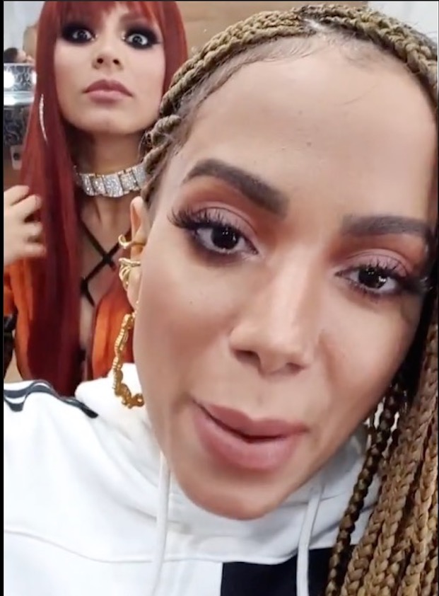 Pai de Anitta e mãe de Lexa quase se beijam em gravação