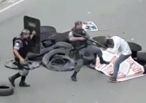 Moradores da Comunidade da Sharp são agredidos por PMs em manifestação em Manaus