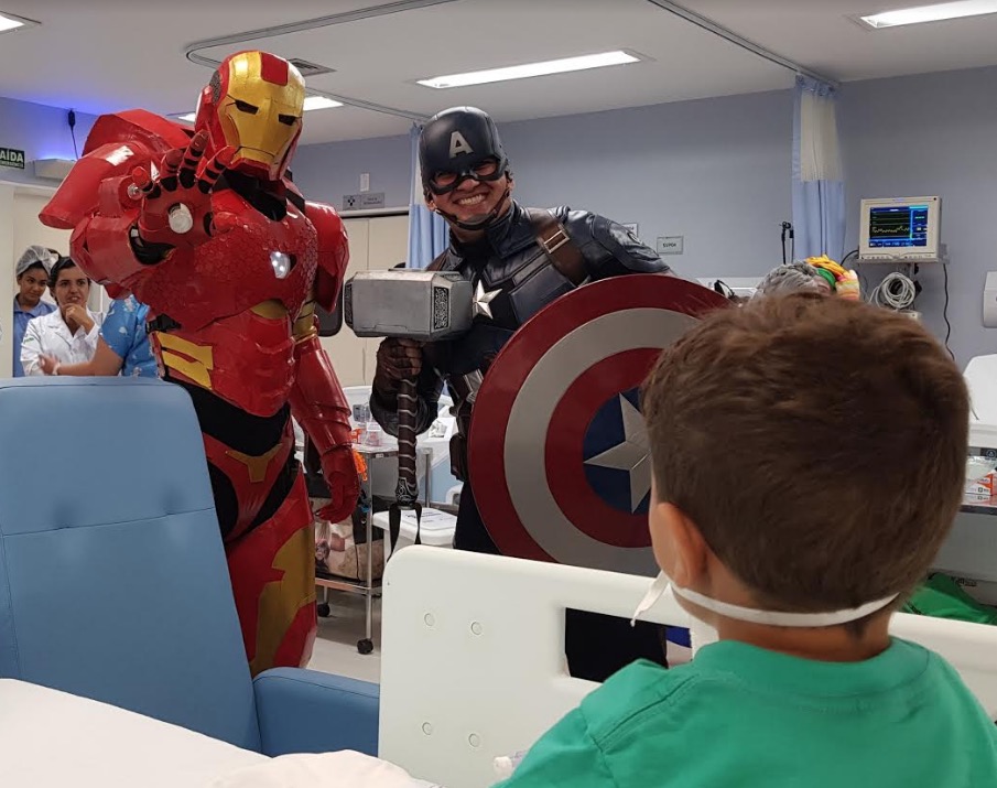 No dia das crianças, pacientes são atendidos por ‘super-heróis’ em hospitais de Manaus