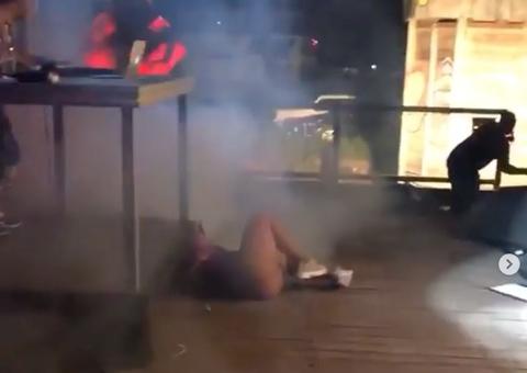 Gaby Amarantos sangra após tombo ao fazer ‘bate cabelo’ em show