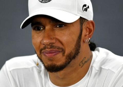Vídeo: Lewis Hamilton surge só de cueca e ‘volumão’ impressiona 