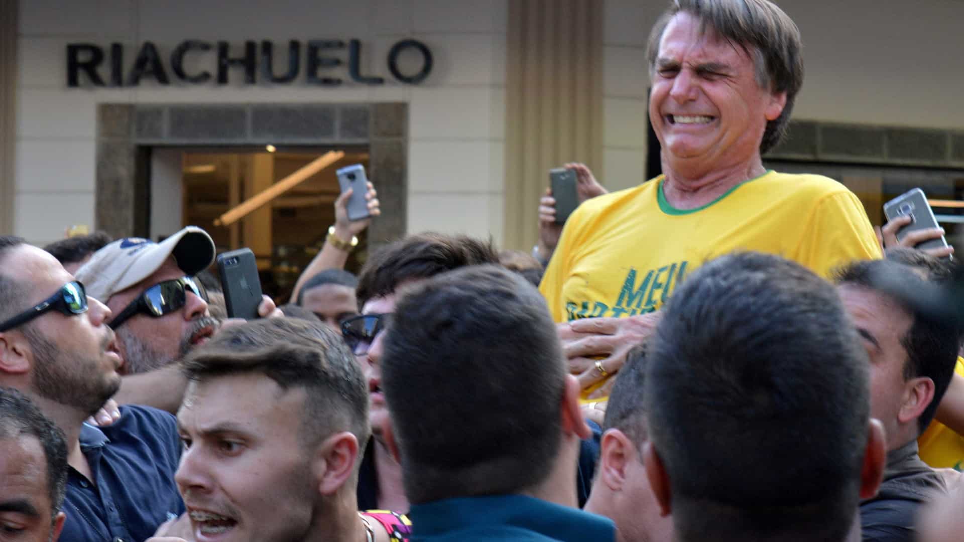 Camiseta que Bolsonaro vestia quando levou facada esgota em evento