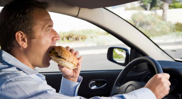 Consequências em comer rápido demais que afetam sua saúde