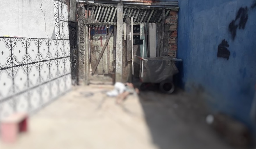 Jovem é arrastado por rua e espancado até a morte por traficantes em Manaus