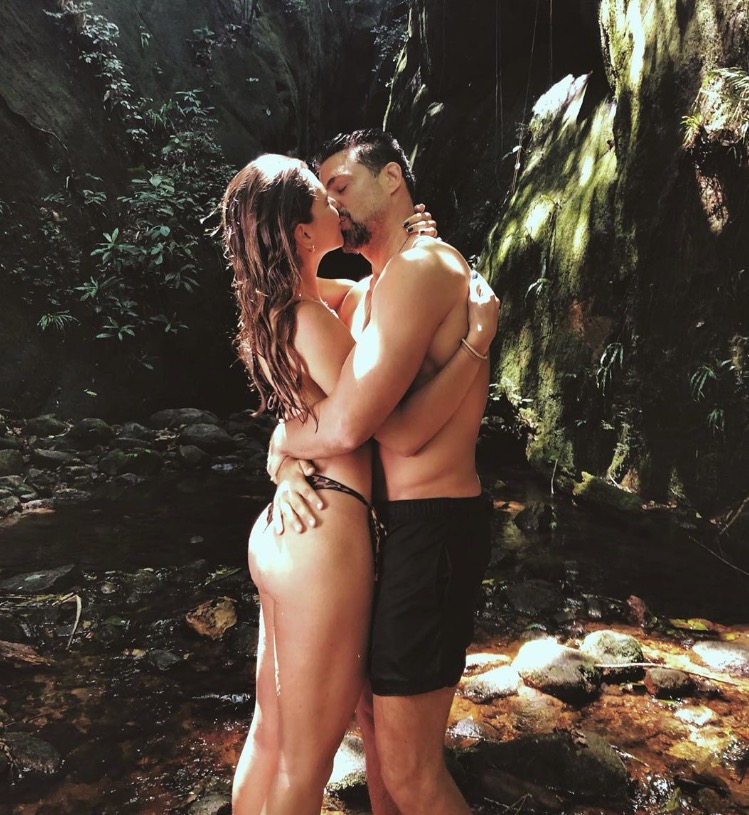 Aos beijos, Mariana Goldfarb leva mão boba de Cauã Reymond em meio à natureza