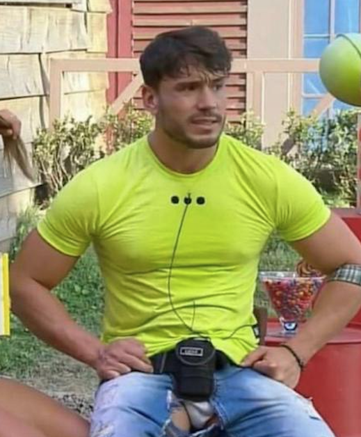 Lucas Viana acaba mostrando partes íntimas após calça rasgar sem ele perceber 