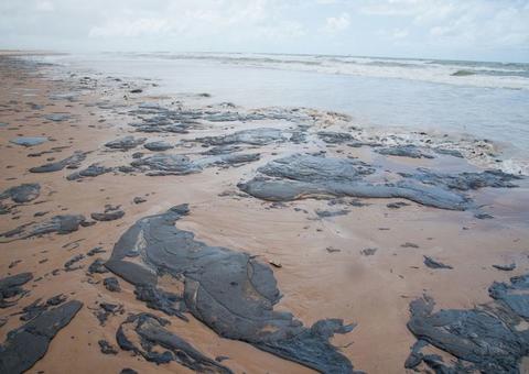 Consumidor pode remarcar viagem a praias atingidas por mancha de óleo