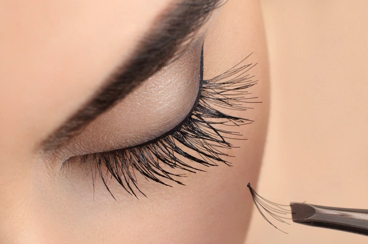 Extensão de cílios tem riscos: oftalmologista alerta e diz qual é melhor jeito de fazer