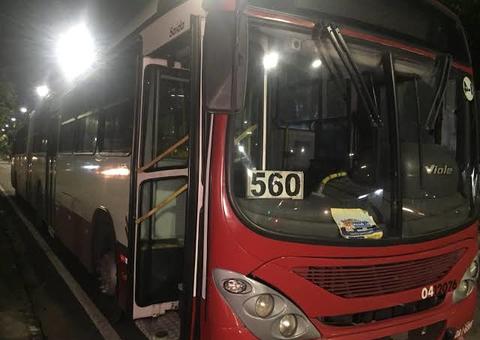 Passageiro é baleado por criminosos durante assalto a ônibus em Manaus