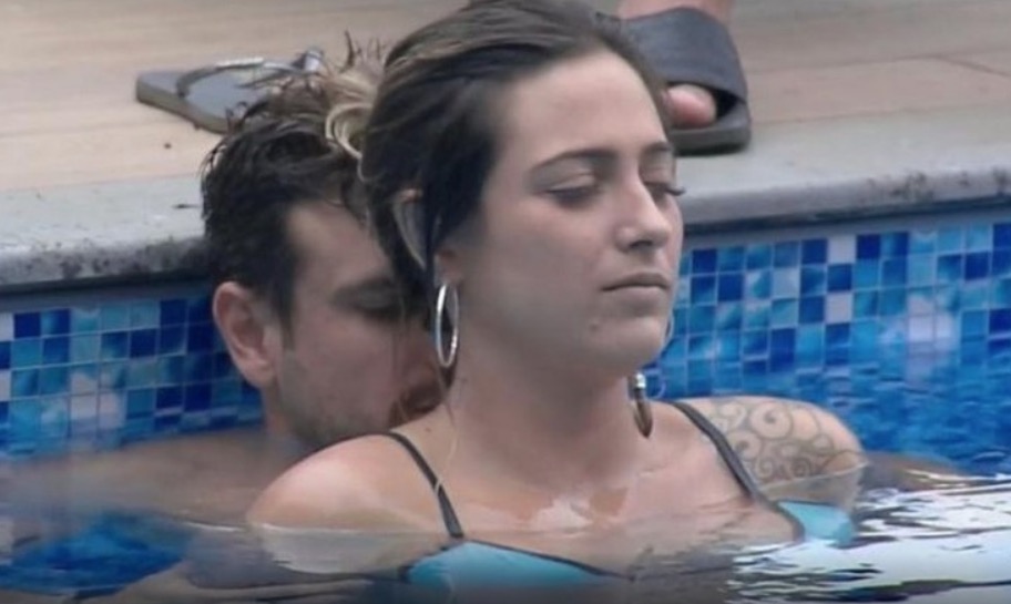 A Fazenda: Sem camisinha, Tati Dias e Guilherme transam em todos os cômodos e sujam tudo