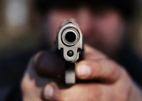 Duas pessoas são baleadas por motoqueiros em rua de Manaus 