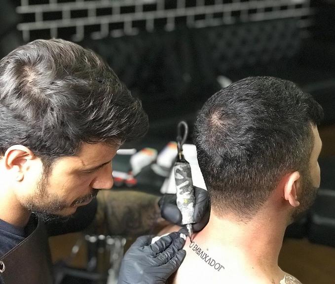Gusttavo Lima surpreende fãs com tatuagem na nuca 