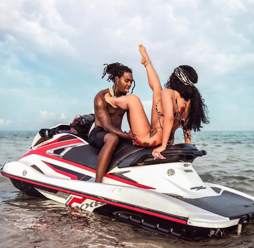 Cardi B abre as pernas e marido insinua sexo oral na rapper 