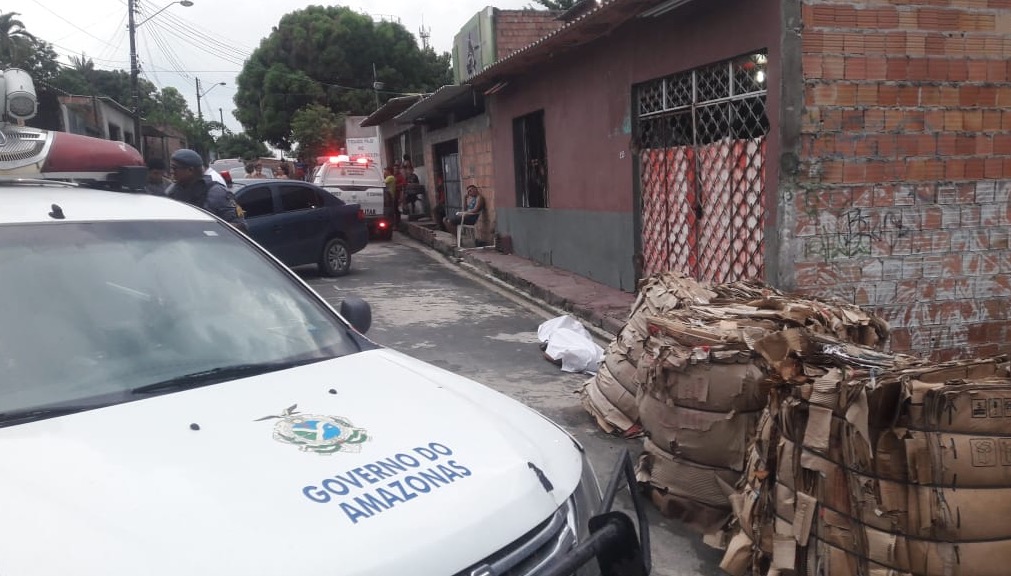 Foragido é morto por policial após reagir à prisão em Manaus