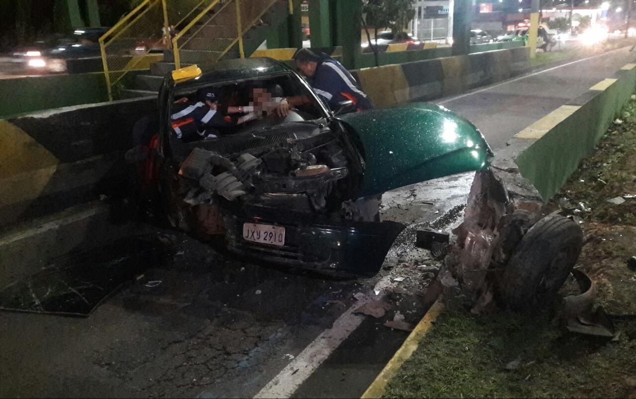 Duas pessoas ficam presas em ferragens durante grave acidente em Manaus