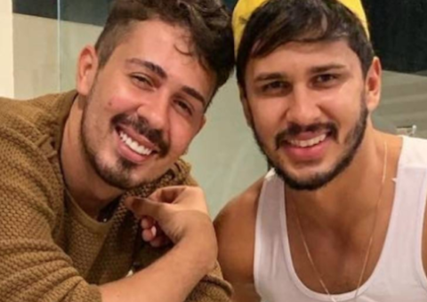 Carlinhos Maia beija marido Lucas Guimarães em público pela primeira vez 